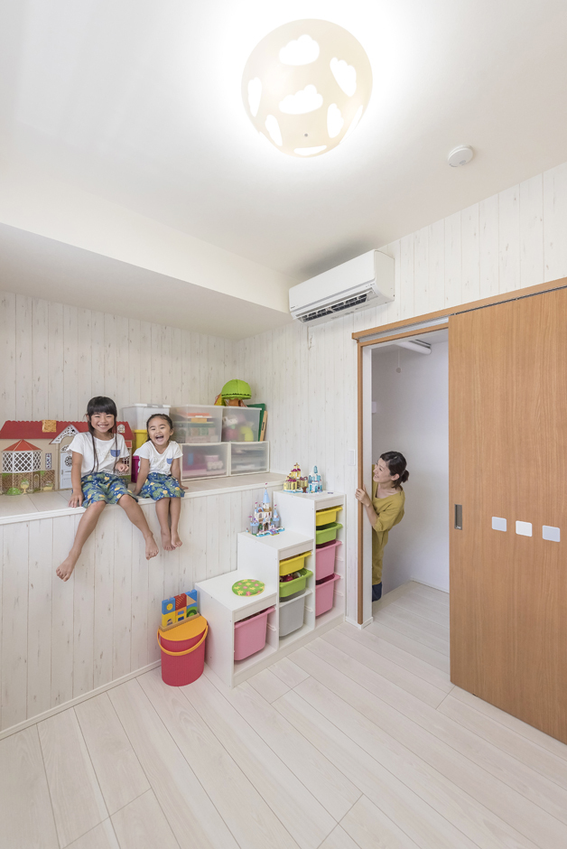 小屋裏を利用した収納がある子ども部屋。部屋の中の高低差は、今は子どもたちの格好の遊び場として活躍。ゆくゆくはロールスクリーンなどで仕切り、洋服や習い事の道具などを収納できる