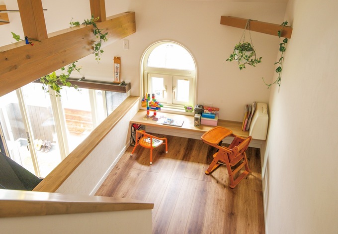2階と小屋裏収納の中間に設けられたワークスペース。子どもたちの遊び場として活躍中