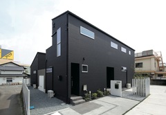 ブラックのALCパワーボードとエッジの効いたフォルムが独自の世界観を感じさせる外観。オフィスと住居のアプローチは別々に【nattoku住宅】