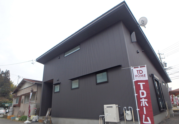 片流れの大きな屋根はシックな黒い外観をよりシャープな印象を与える