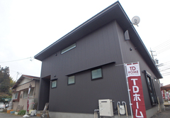 片流れの大きな屋根はシックな黒い外観をよりシャープな印象を与える【TDホーム静岡西 ウエストンホームズ】