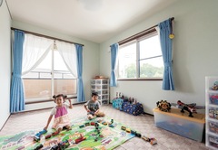 2階6畳の子ども部屋。クロスやフローリングは他の部屋と統一し、カーテンを差し色にした。個室ができて、大好きなおもちゃ遊びに夢中になることも【ハウテックス】