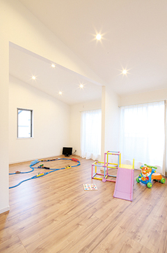 子ども部屋は、家族構成の変化に合わせて将来は仕切ることも可能。勾配天井を活かして、開放感のある空間に【甲静ハウジング】