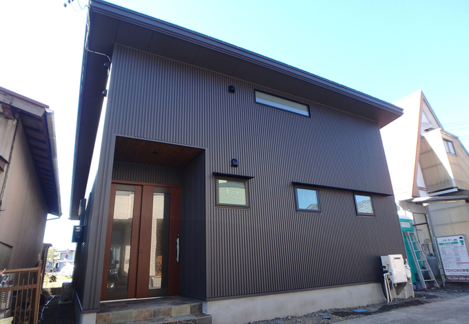 平屋でありながら片流れ屋根上部には+αのスペースが。空間を有効活用した提案は外観からも感じとることができる