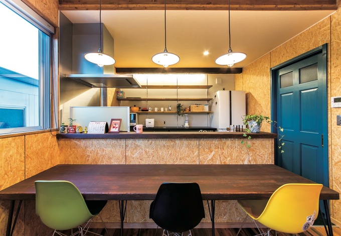 ダイニングテーブルを置かずにカウンターを造り付け。その分リビングを広々使える