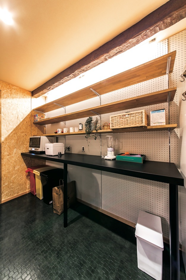 キッチン後ろの造作棚。オープンな収納は食材や調理家電をおしゃれに飾れてコストも抑えられる