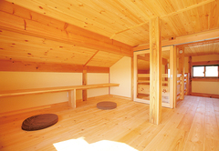 小屋裏は収納としてはもちろん、居住空間としても十分な居心地のよさ。当分はご主人の書斎として利用予定のため、夜、子ども部屋に音がもれないよう、入口に引き戸をつけてもらった。固定式の階段なので、荷物の上げ下ろしもラクラク【ワイズホーム】