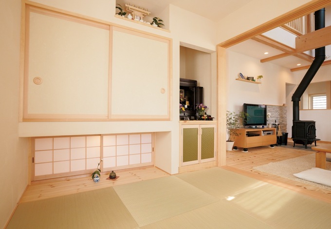 和室は吊り押入れ&地窓を採用したことで目線が抜け、4.5畳よりも広く感じられる
