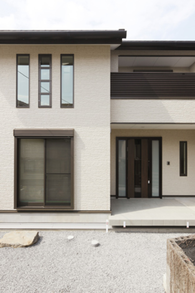 広い玄関ドアを採用したシンプルモダンな外観