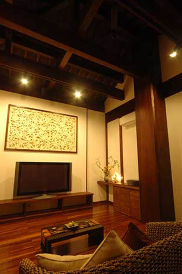 石のレリーフはこの家にふさわしいアートとして、現地の職人が彫り上げた作品。施工からインテリアコーディネートまでトータルプロデュースする『カネタケ竹内建築』オジリナル商品（120cm×200cm）