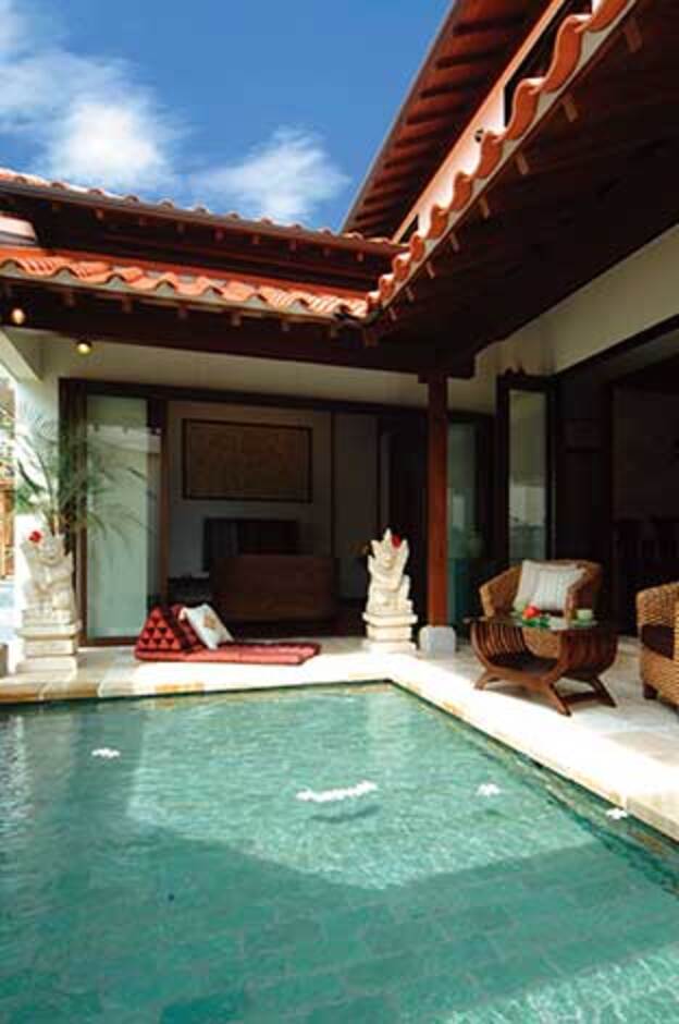 青い空にオレンジの瓦、きらめきを放つプールサイドは極上のくつろぎ空間。プールの底には水が青々と見える現地の天然石を使用