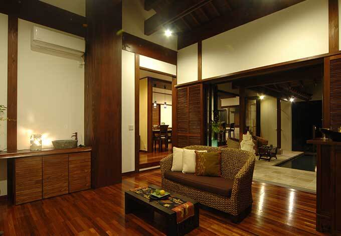 棟までそびえる尺九寸（58cm）、高さ5mのどっしりとした大黒柱が堂々たる威容を誇るLDK。床を一段下げて縦空間をより強調し、開放感たっぷり