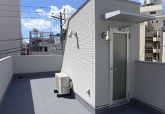 屋上も有効利用。駅の南口ですからビル群に囲まれてはいても真上を見上げた青空はどこまでも自分の物。水道とガスも完備のためバーベキューもできる【建築システム（狭小住宅専門店）】