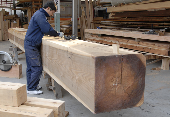 目利きの職人が良質な国産材の原木を仕入れ、自社作業場で皮むきから墨付けまで行っている。木の性質を見極め、どこに使うのが最適か判断する目は熟練の成せる技