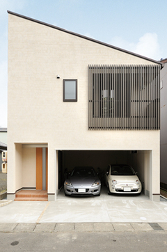 重量木骨の特徴を活かした、施主さんこだわりの2 台並列で置くビルドインガレージ