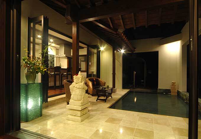 リビングの窓からはたっぷりの陽が降り注ぎ、四季折々の風を楽しめる。光と風でつながったウォーターガーデンはもうひとつのリビングとなり、パーティーを楽しむのも良い