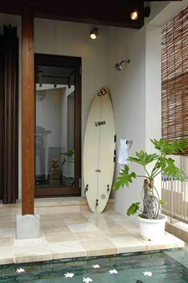 ウォーターガーデンのプールサイドにはシャワースペースを設置。サーフィンが趣味のご主人の希望