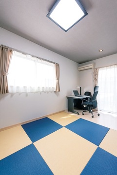 琉球和紙を用いた畳はツートンで市松模様に。和室の扉を開ければキッチンからも目に入り、奥さまもお気に入りの空間【三和建設】