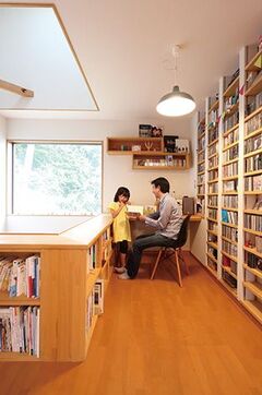音楽好きのご主人のCDが収納できる、専用シェルフを造作で。 カウンターデスクも設え、ちょっとした書斎スペースに【瀧建設 一級建築士事務所】