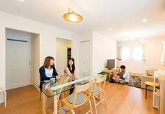 18畳のLDK。一般的に玄関とリビングの境目に扉を設けることが多いが、コストダウンのためあえて扉なしに。浴室やトイレへと続く部分も扉をなくすことで、開放感が生まれた