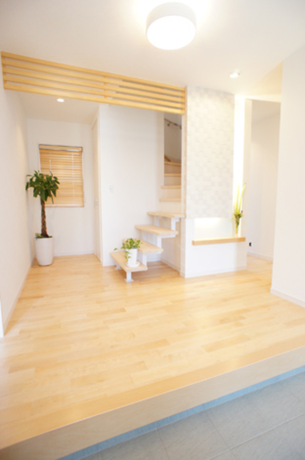 タイルと間接照明でコーディネートした落ち着き空間でお客様をおもてなし