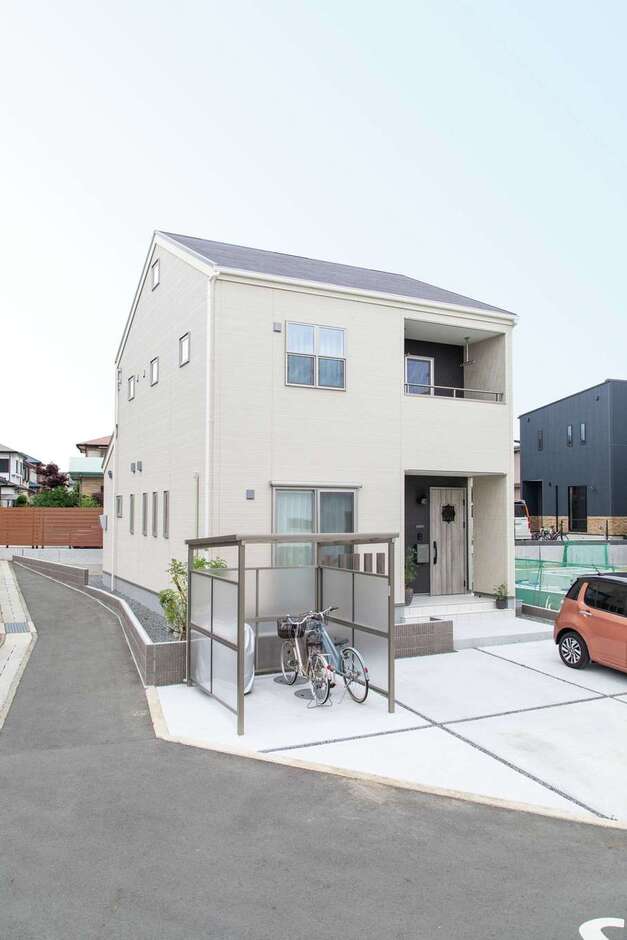 シンプルな外観。道路側に並んだ2階とロフトの小窓がかわいい。2階のインナーバルコニーからの景色も抜群