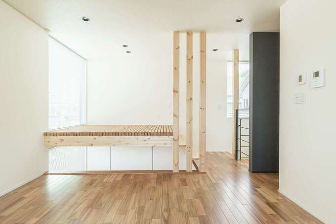 土間の上部は格子の床を設けてフリースペースとして活用