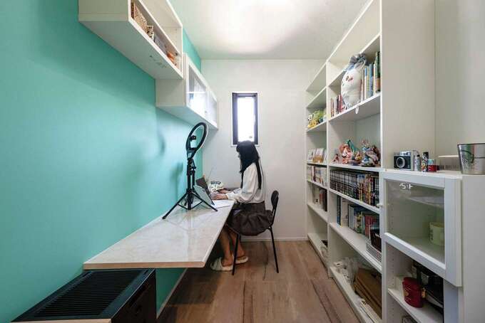 ブルーのクロスが素敵な奥さまの趣味部屋。長いカウンターと大容量の収納棚は造作で