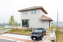 スタイリッシュな外観を持つ2階建て住宅。屋根と外壁には落ち着いた色合いが選ばれ、シンプルながらもエレガントな印象を与えている。【パナソニックホームズ中部第一支社 愛知第一支店・愛知第二支店】