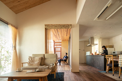 居心地の良いリビングダイニングキッチン。自然光が入り、リラックスした空間が広がる。