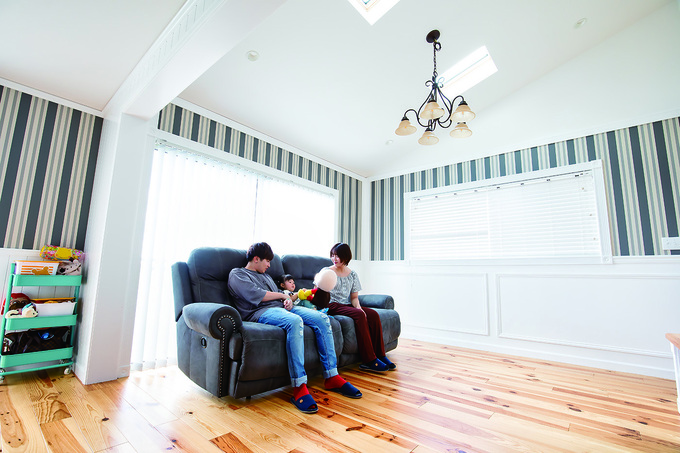 アメリカントラッドスタイルのリビング。天窓から自然光を取り入れ、開放感あふれる空間に仕上げている