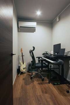 ご主人の仕事場兼趣味部屋は、なんと3畳！1階にあるから、仕事中も家族の気配を感じられる【アイフルホーム焼津店 （三住建設）】
