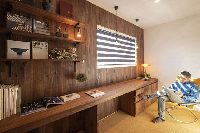 L字型のカウンターを造作したご主人の書斎。普段はリビングに家族が集まりながら、こうして一人になれる居場所もあるのがいい
