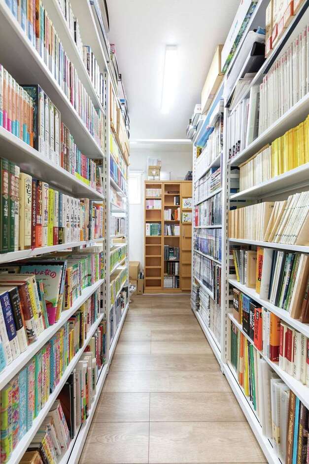 4畳の書庫には家族が所有する本が5000冊ほど収納されている。2階には6畳の寝室も備わる