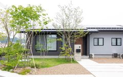 外観はブラックとグレー、横張りのガルバリウムと塗り壁(Sto)のコントラストが目を引く平屋。夏場の日射を遮蔽するため、軒が深くなっている。庭の植栽が暮らしをより豊かに彩ってくれる【KUREKEN HAUS（榑林建設）】