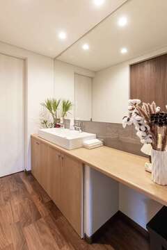 2WAYの洗面コーナー。女子率が高いので、2つの水栓と大きな鏡を特注した【住宅工房 アリアンス】