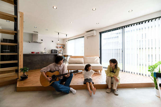 玄関からLDKへと続く土間スペースが開放的な空間。高気密、高断熱性能により、暑さ寒さが厳しい季節も外気温に左右されず快適に過ごせる。「掃除機もそのままかけられてラクです」と奥さま。大開口やスケルトンのリビング階段など、コンパクトながら随所に工夫が施され、実面積よりも広く感じられる