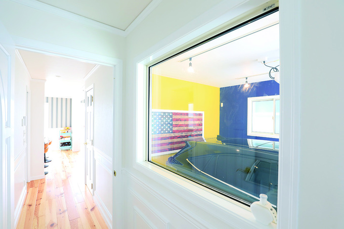 車好きなご主人のため、室内窓を設けて家の中からでも愛車を眺められるように空間をデザイン