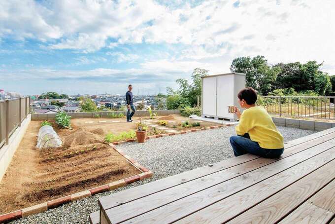 ウッドデッキから高台からの眺望や家庭菜園を眺めてくつろぐひととき