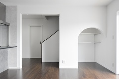 多目的に利用できるフリースペース。シンプルな壁面収納とアーチ状の入り口が特徴的で、自由な発想で使いこなせる空間。わんちゃんのお部屋にも。