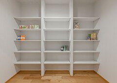 どこに何が収まっているのかが一目瞭然で便利なパントリー。大容量の収納力【ウィルハウジング】