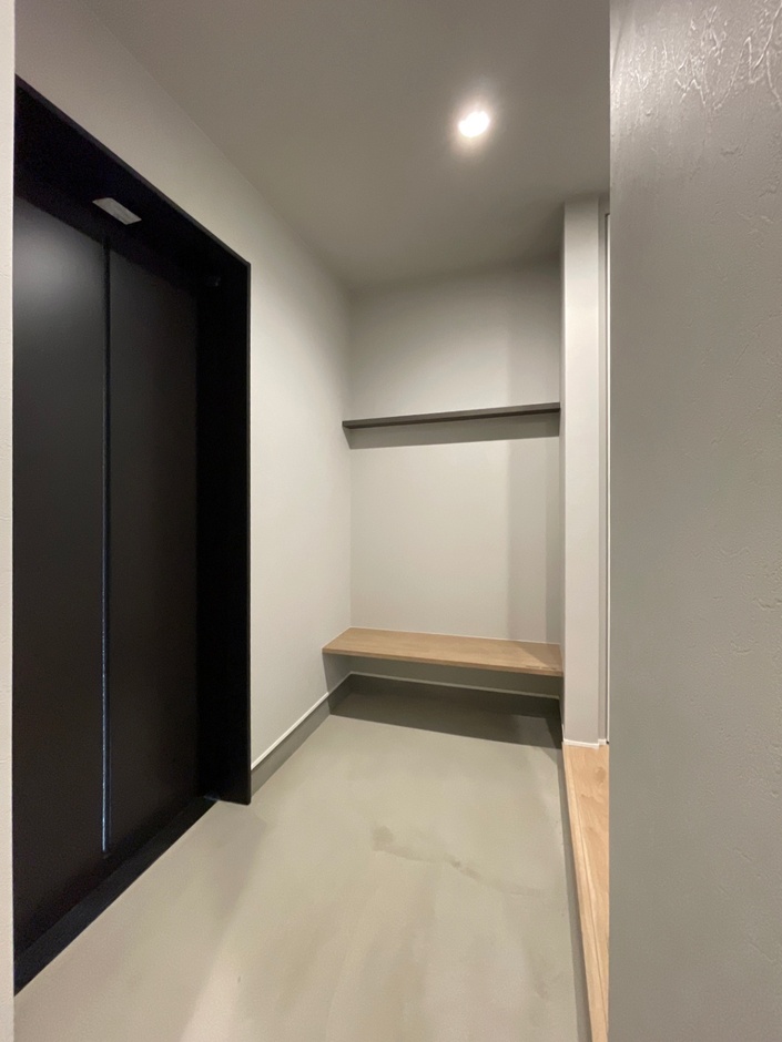 シンプルで広々とした玄関土間。荷物を置いたり、腰かけたりと多目的に使えて便利なベンチ。