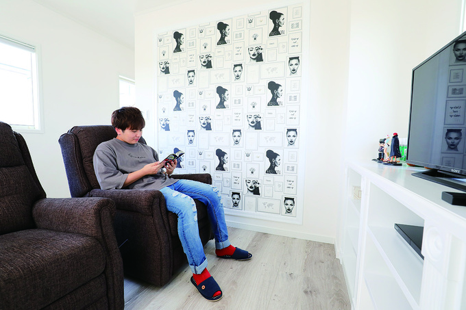 フィギュアや漫画などが並ぶ2階のホビールーム。一人でこもらないよう扉のないオープンな仕様にした