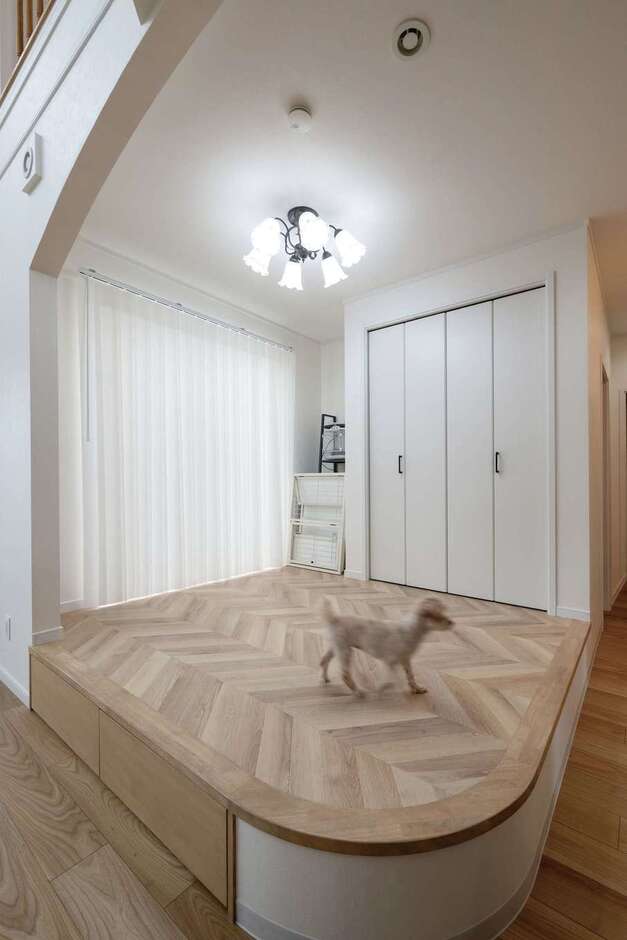 リビングに隣接する小上がりのフリースペース。キッチンから目が届くため、子どもが遊ぶ様子を見守りながら家事ができる。下は収納スペースに