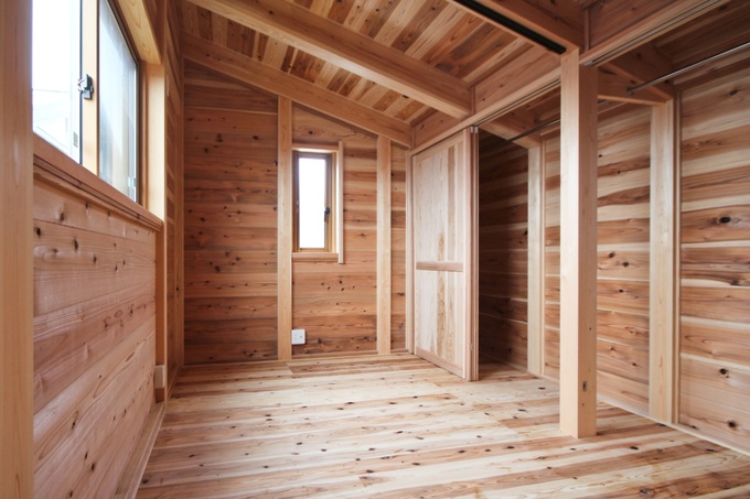 木材をふんだんに使用した小屋裏収納。自然の温もりを感じるデザインで、心地よい空間を演出。窓からの自然光が心地よく射し込む。