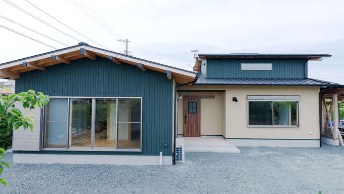 シンプルながらもメリハリのある外観デザイン。緩やかな屋根勾配、塗り壁、ガルバリウム組み合わせが特徴的