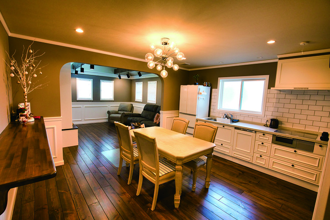 住居スペースはシックなデザインに。アールの垂れ壁でダイニングとリビングをゾーン分け