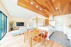キッチン天井はレッドシダーの下げ天井に。デザインフロアが空間を切り替える【大成工務店】