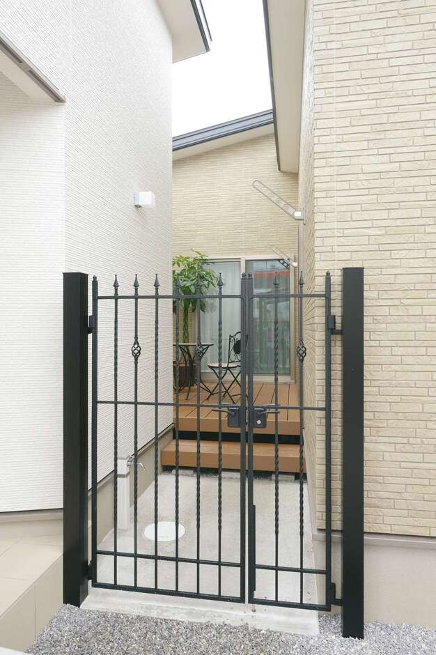 玄関のすぐ右側に、中庭テラスへ入るアイアンの扉がある