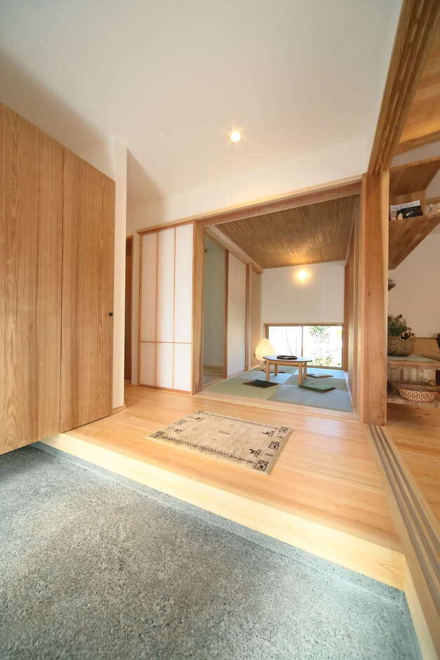 ゆったりと開放感のある土間玄関。玄関収納もたっぷりと用意